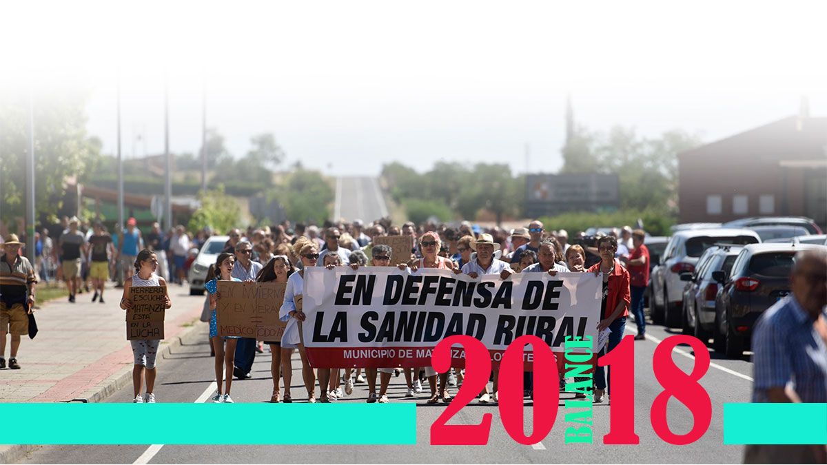 Manifestación del día 12 de agosto en Valencia de Don Juan en defensa de la sanidad rural por la merma de consultas en la comarca en verano. | SAÚL ARÉN