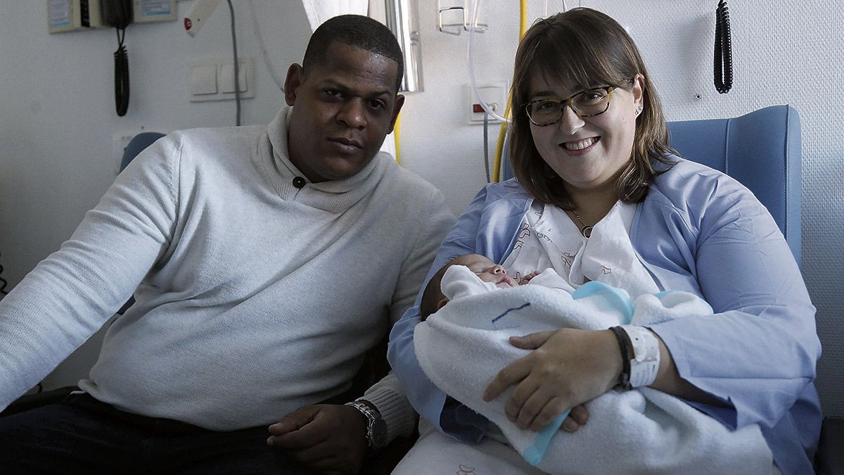 Sonia y Julio, junto a su hijo Javier , que ha sido el primer segoviano que ha nacido en 2019. | ICAL Sonia y Julio, junto a su hijo Javier , que ha sido el primer segoviano que ha nacido en 2019. | ICAL