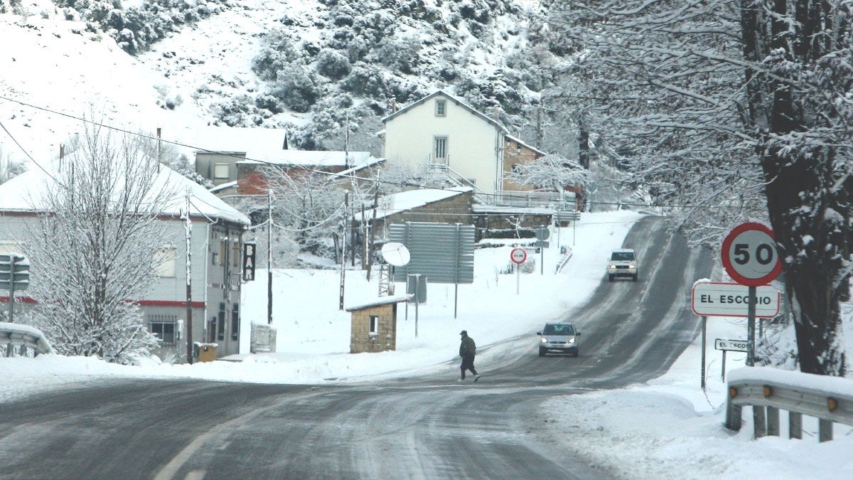 La carretera de Asturias (CL-631), en un día de nieve a su paso por El Escobio. | Ical