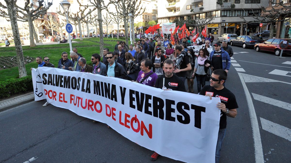 Decenas de trabajadores se manifiestan en León para luchar por la salvación de Everest.
