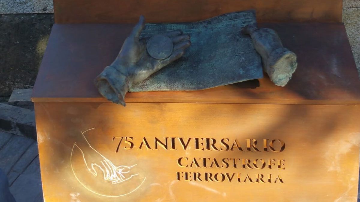 Detalle de la escultura conmemorativa del 75 aniversario del accidente de tren. | L.N.C. Detalle de la escultura conmemorativa del 75 aniversario del accidente de tren. | L.N.C.