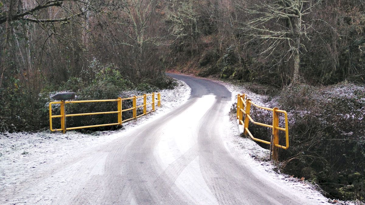 El hielo es visible sobre la calzada de las carreteras de acceso a pueblos del municipio. | L.N.C.