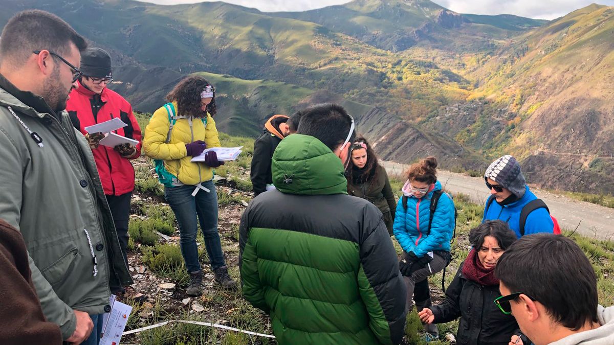 Estudiantes en la Tebaida explorando la influencia del fuego en ella.| ICAL