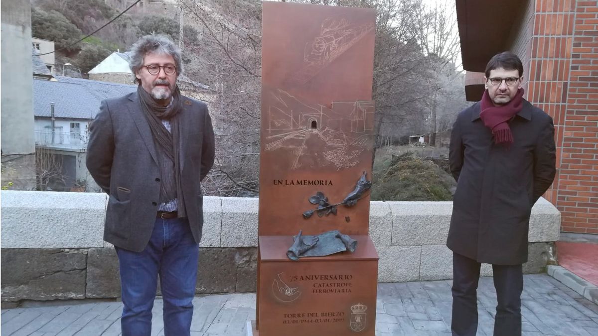 Bañuelos y Folgado tras destapar el monumento que inmortaliza el accidente. | M.I.
