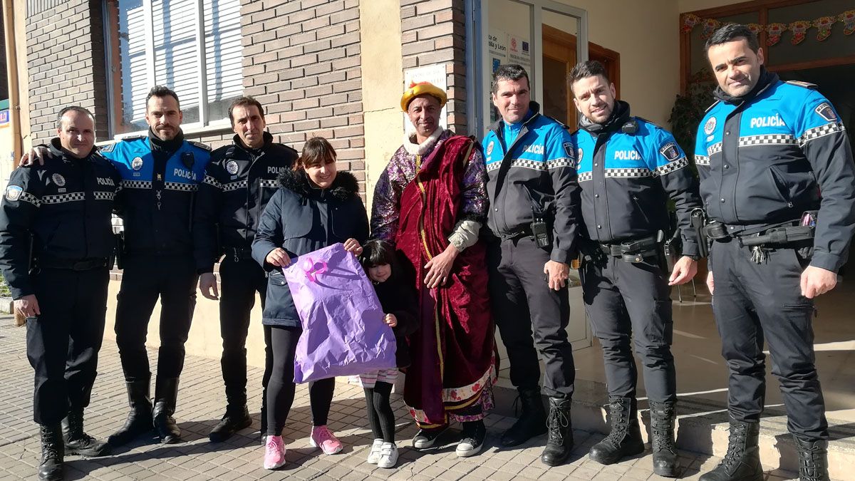 La comitiva solidaria de La Policía, en el centro Urogallo de Cáritas de Ponferrada. | D.M.