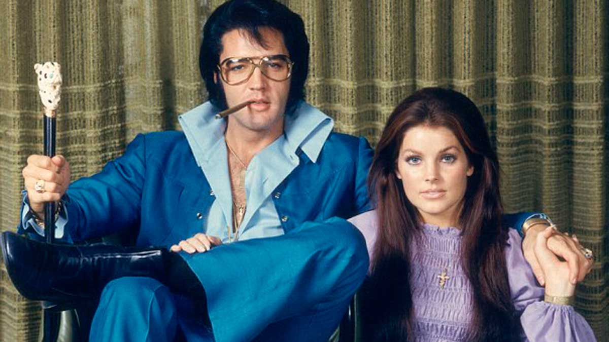 Elvis Presley y su mujer Priscilla, posando en el salón de Graceland, la mansión que ambos compartían. | L.N.C.