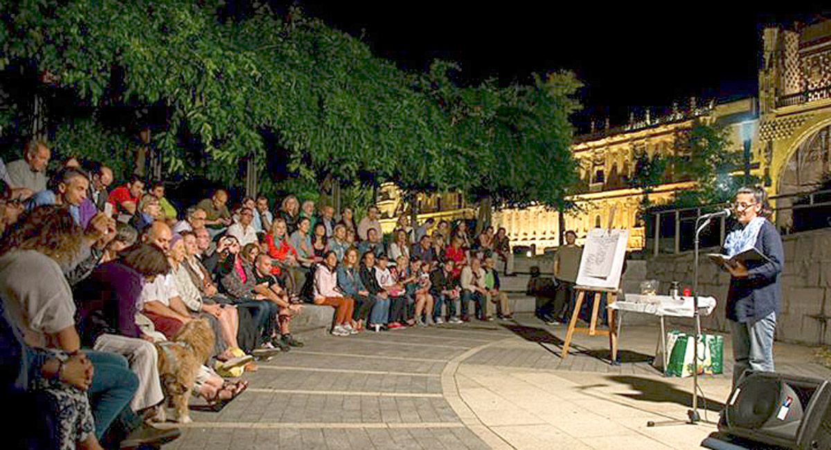 Una de las reuniones abiertas y libres en la plaza de San Marcos, cuando el tiempo acompaña la asistencia es más numerosa y si caen chuzos es más fiel. | VICENTE GARCÍA