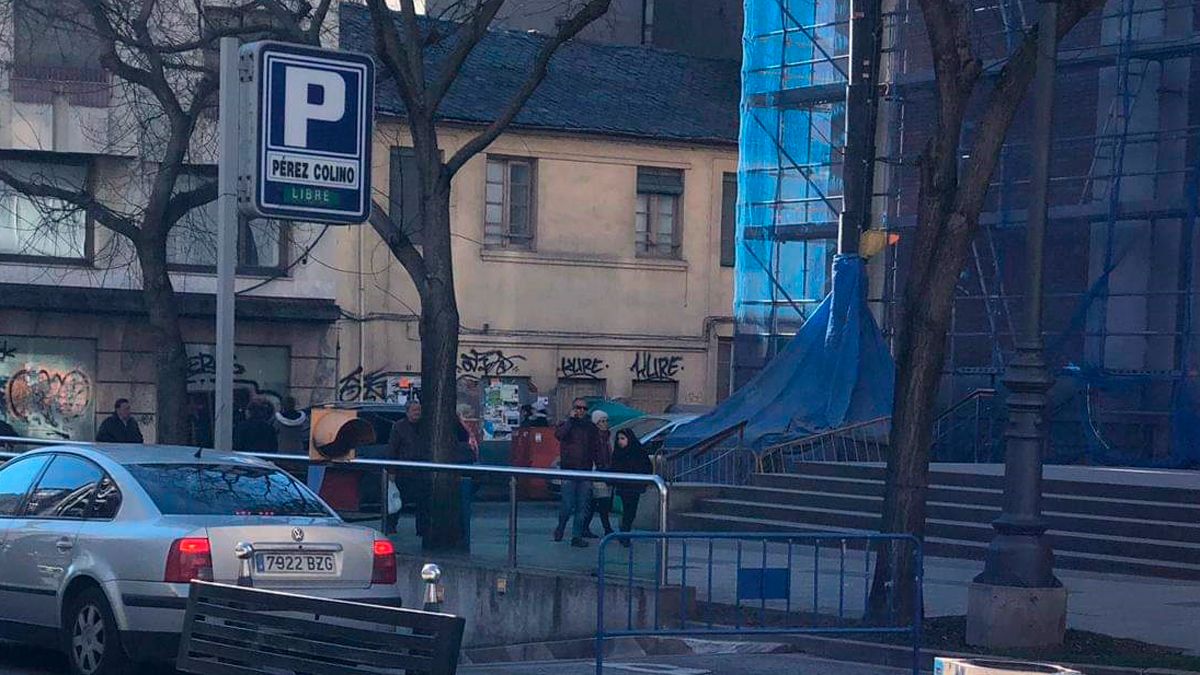 Imagen del cierre del aparcamiento que denuncian.