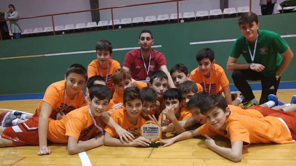 La plantilla de la escuadra leonesa festeja el título conseguido. | L.N.C.