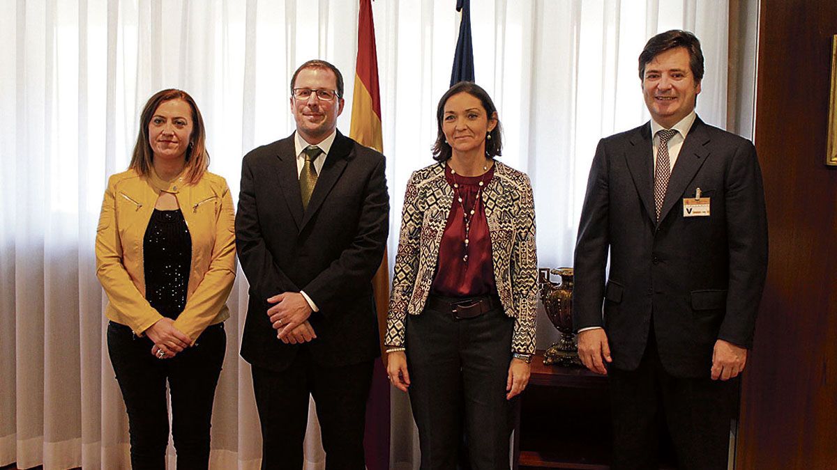 De izquierda a derecha, Virgina Barcones, Raúl Blanco, Reyes Maroto y Óscar Heckh, en la firma del acuerdo por el que NSR se hizo cargo de Vestas. | L.N.C.