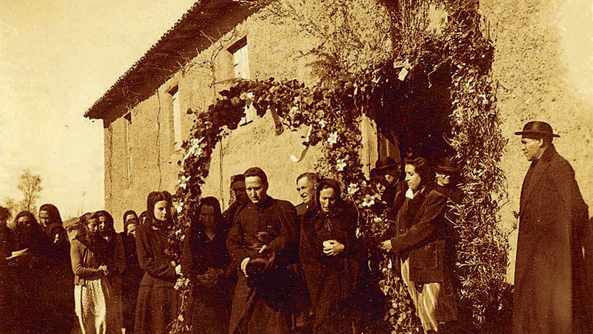 Basilio Gutiérrez Puente pasa por debajo del arco de flores que sus paisanos de Villaseca de la Sobarriba le prepararon para el día de su cantemisa.
