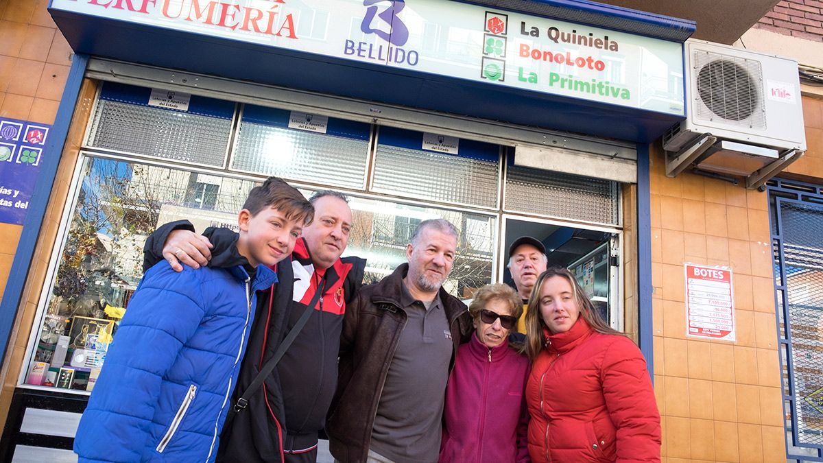 Fernando Bellido, gerente de la administración de lotería sita en la calle Filiberto Villalobos nº 57 de Salamanca reparte décimos del segundo premio de la lotería del Niño. | ICAL