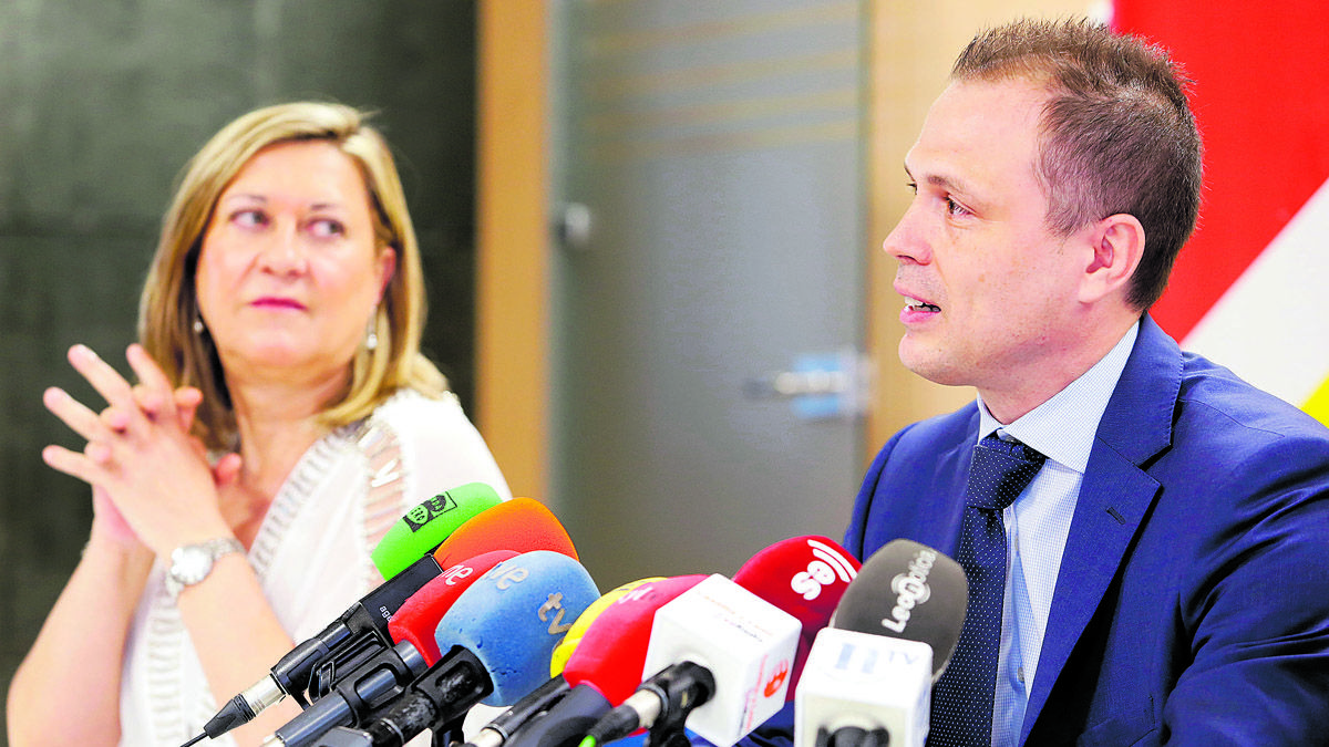 La consejera de Economía y Hacienda, Pilar del Olmo, y el director del Incibe, Alberto Hernández. | ICAL