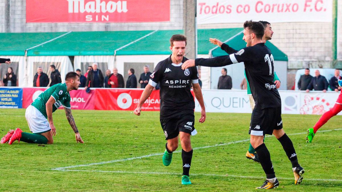 Capilla celebra el gol que acabó da el triunfo a la Cultural, con su asistente Ortiz acudiendo a abrazarle. | IRENE RC