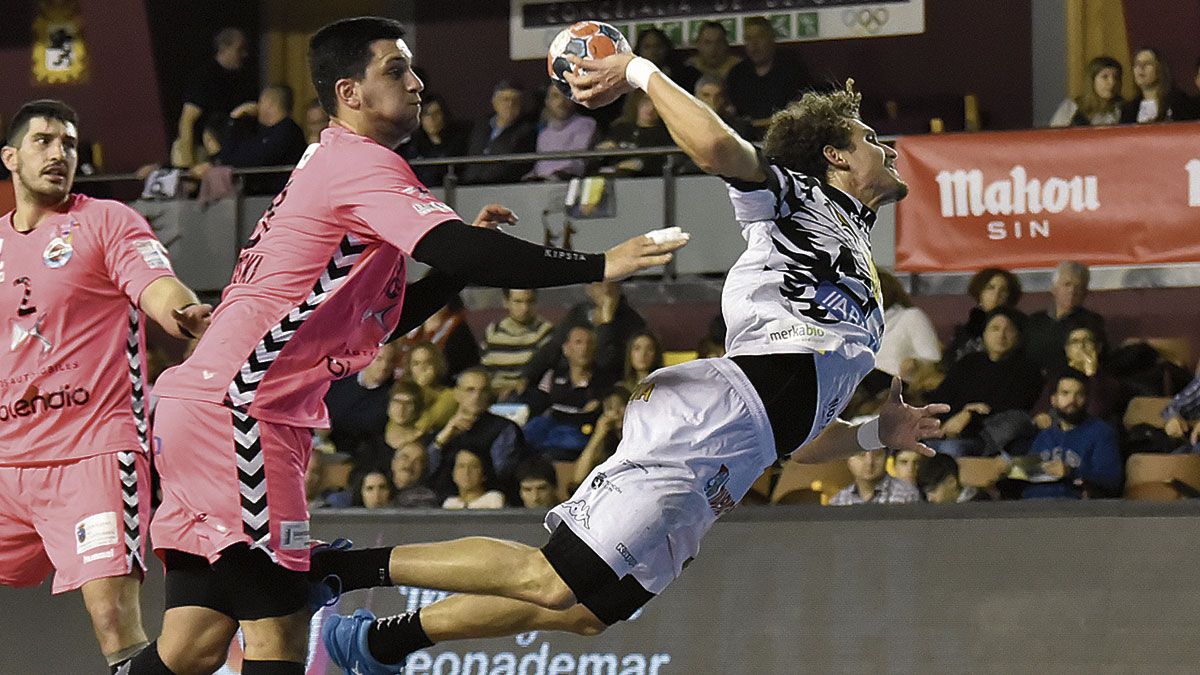 Acacio realiza un lanzamiento durante un partido en el Palacio de Deportes. | SAÚL ARÉN