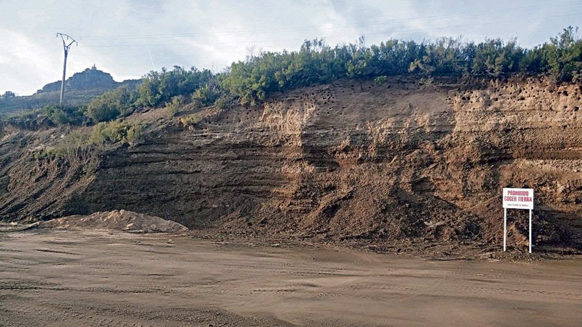 El Lugar de Interés Geológico de Truchas con el cartel de la prohobición de "expoliarlo". | LA FUEYA CABREIRESA