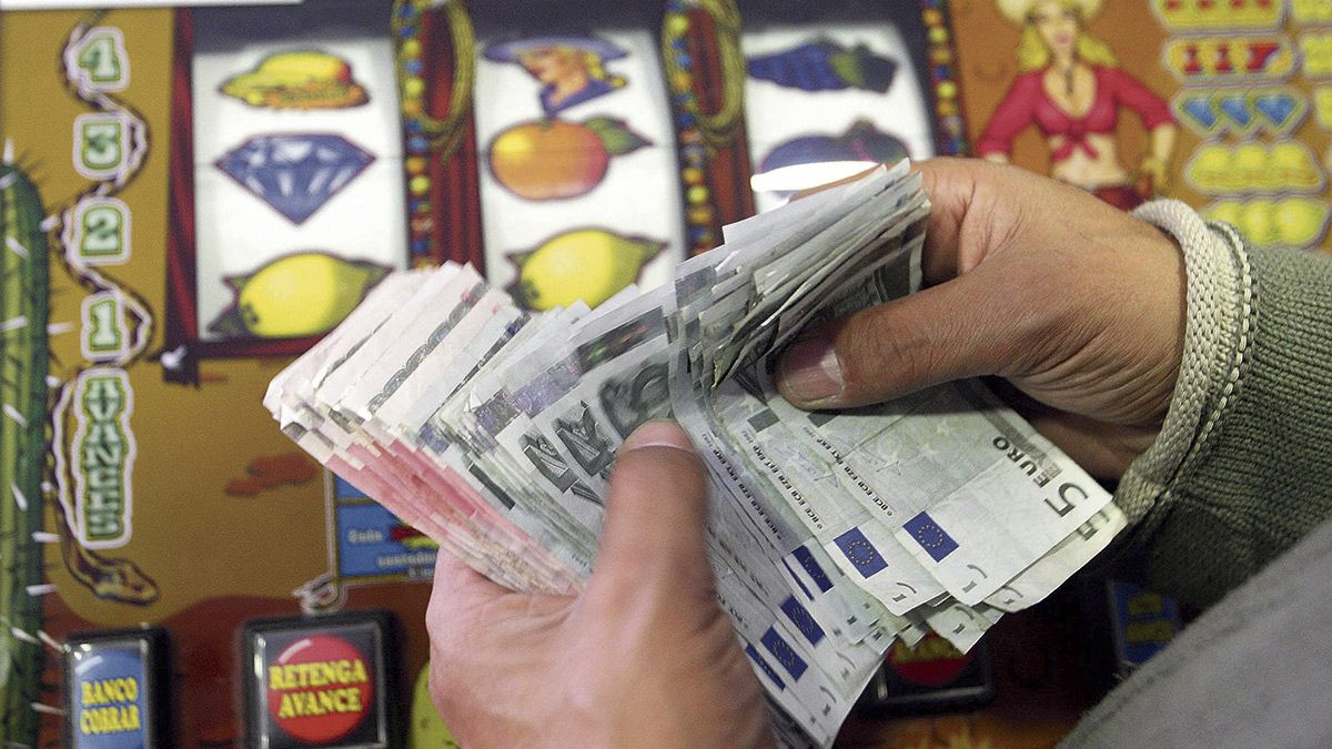 Recuento de la recaudación obtenida en una máquina tragaperras en una imagen de archivo. | ICAL