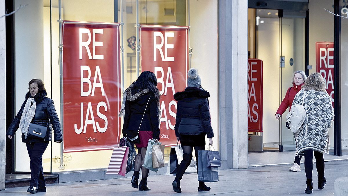 Los comercios inciaron ayer con buen pie la temporada ‘oficial’ de rebajas de invierno. | SAÚL ARÉN