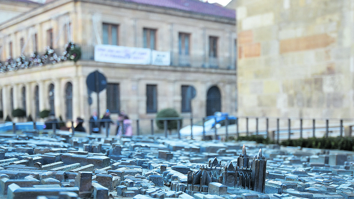 Maqueta de la ciudad de León con el Ayuntamiento de San Marcelo al fondo. | SAÚL ARÉN
