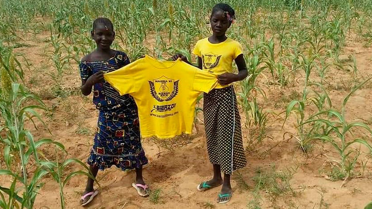 Niños de la aldea mauritana con camisetas del gimnasio en el que trabaja Ousmani y que entregó cuando volvió a casa hace dos años. | O.T.