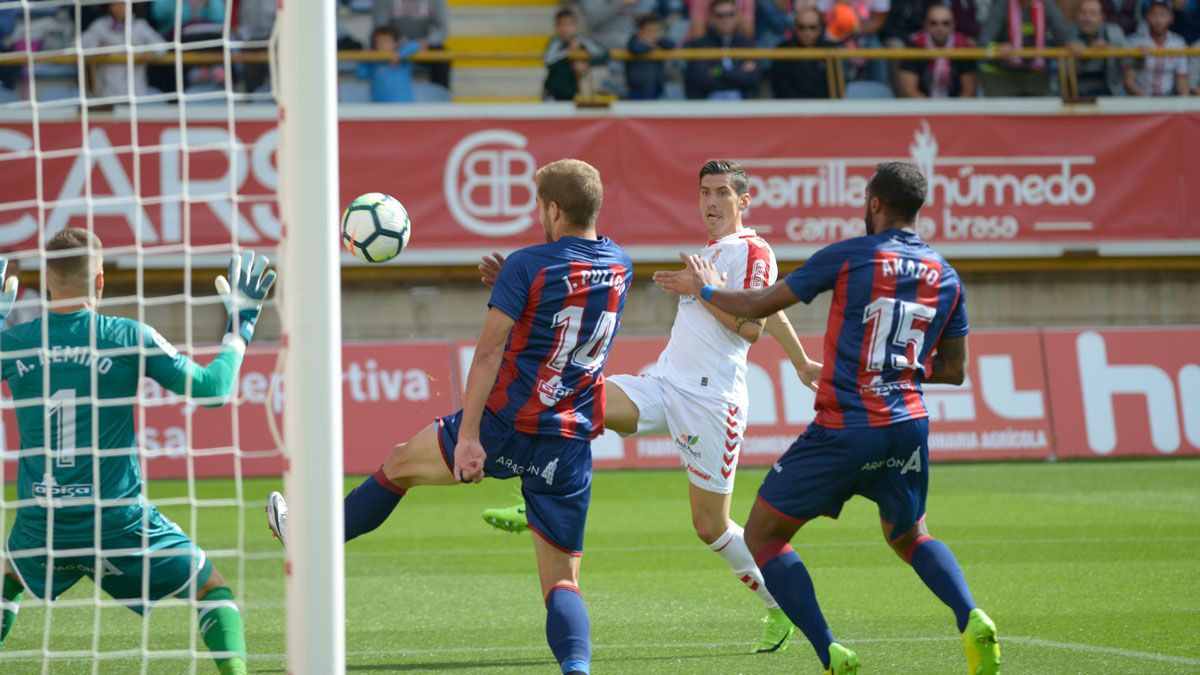 El centrocampista, en el momento de anotar un gol ante el Huesca. | MAURICIO PEÑA