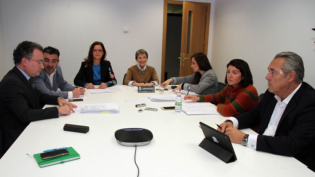 Salguero, Llamas, Amigo, Franco, Villarroel, Jaen y Rajoy, durante la reunión de la comisión de investigación. | ICAL