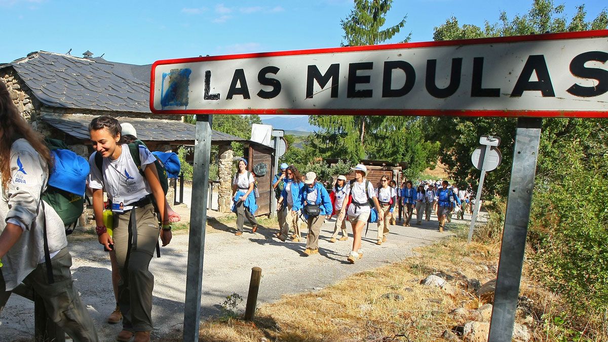 Imagen de turistas en el pueblo de Las Médulas, que clama mejores infraestructuras para atender la demanda. | Ical
