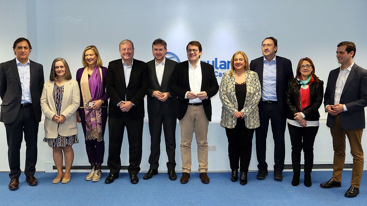 El presidente del Partido Popular de Castilla y León, Alfonso Fernández Mañueco, posa junto a los nueve candidatos a las capitales de provincia de las elecciones municipales del mes de mayo. | ICAL