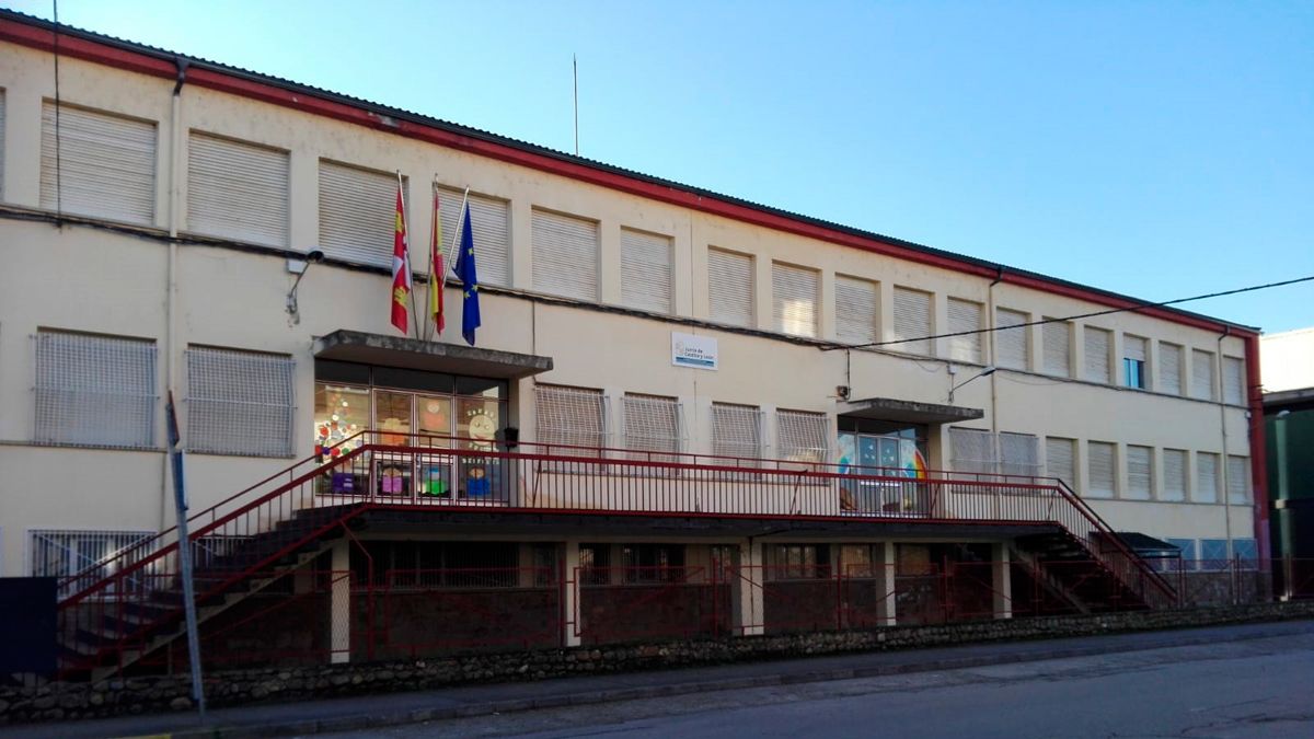 Imagen de la fachada del colegio de Toral donde se produjo el incidente. | L.N.C.