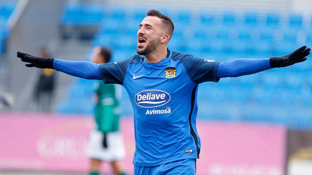 Dioni celebra uno de los cinco goles que anotó la pasada campaña ante el Coruxo. | DANI SÁNCHEZ (AS)