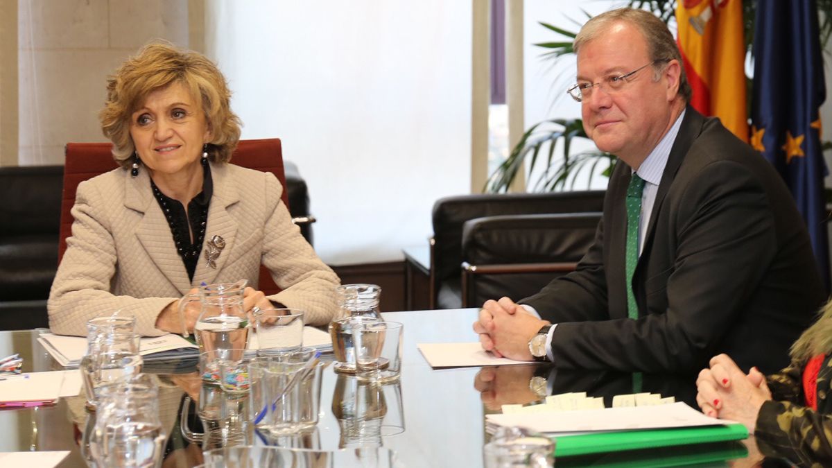 La ministra, María Luisa Carcedo, y el alcalde, Antonio Silván, durante la reunión de este jueves. | CÉSAR