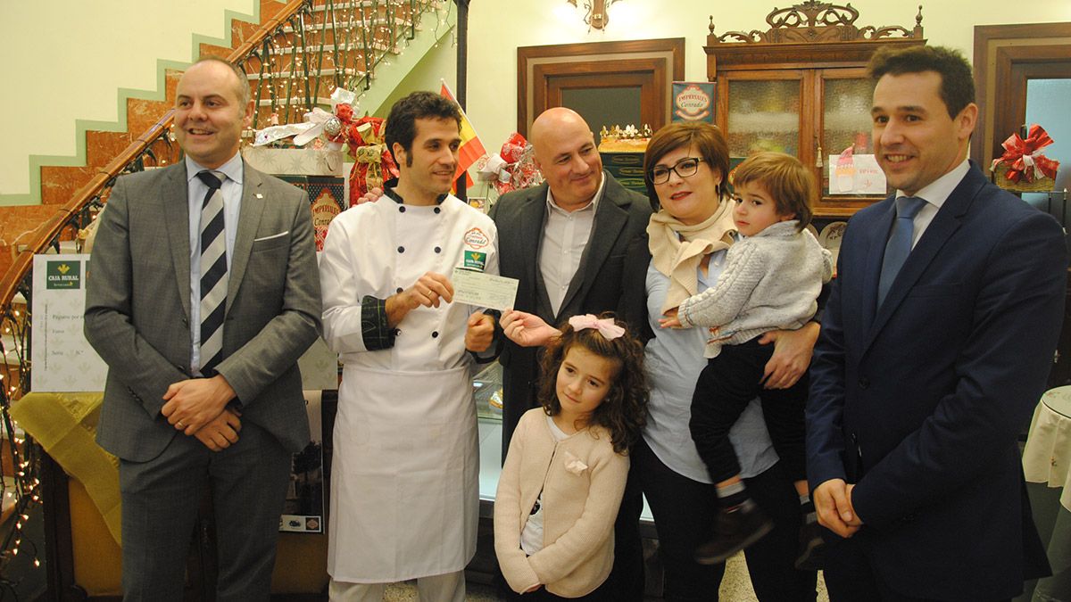 La familia Gato Corrales viajó ayer a La Bañeza para recibir su premio. | ABAJO