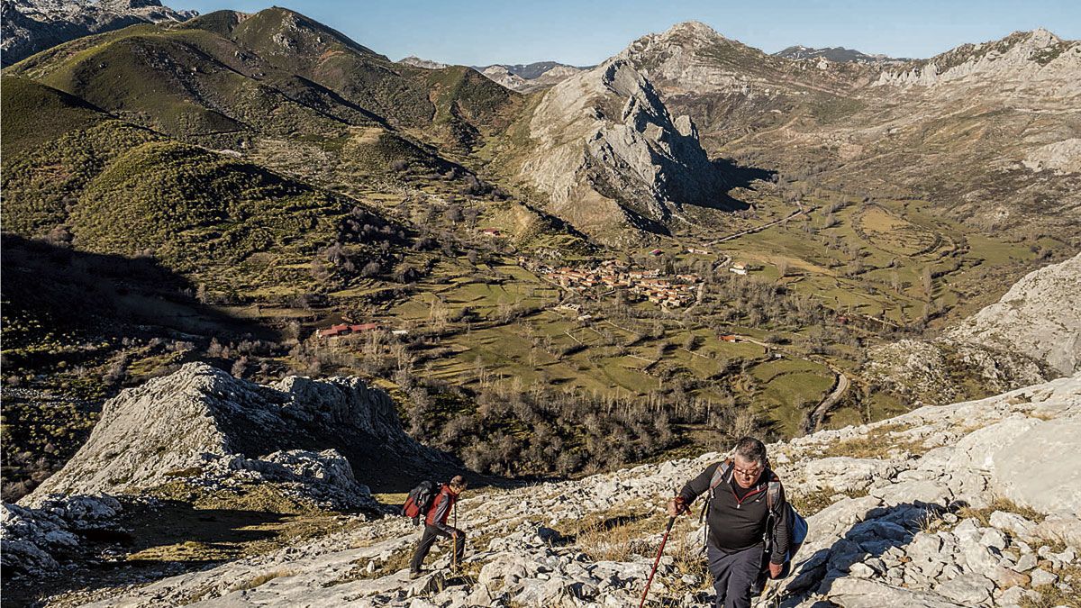 Subiendo a la Peña la Verde. | VICENTE GARCÍA