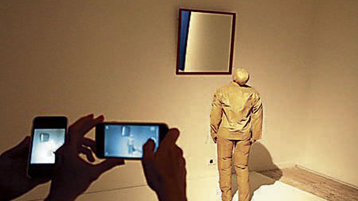 ‘Laughting chinese man with mirror’, de Juan Muñoz. | COLECCIÓN ABANCA