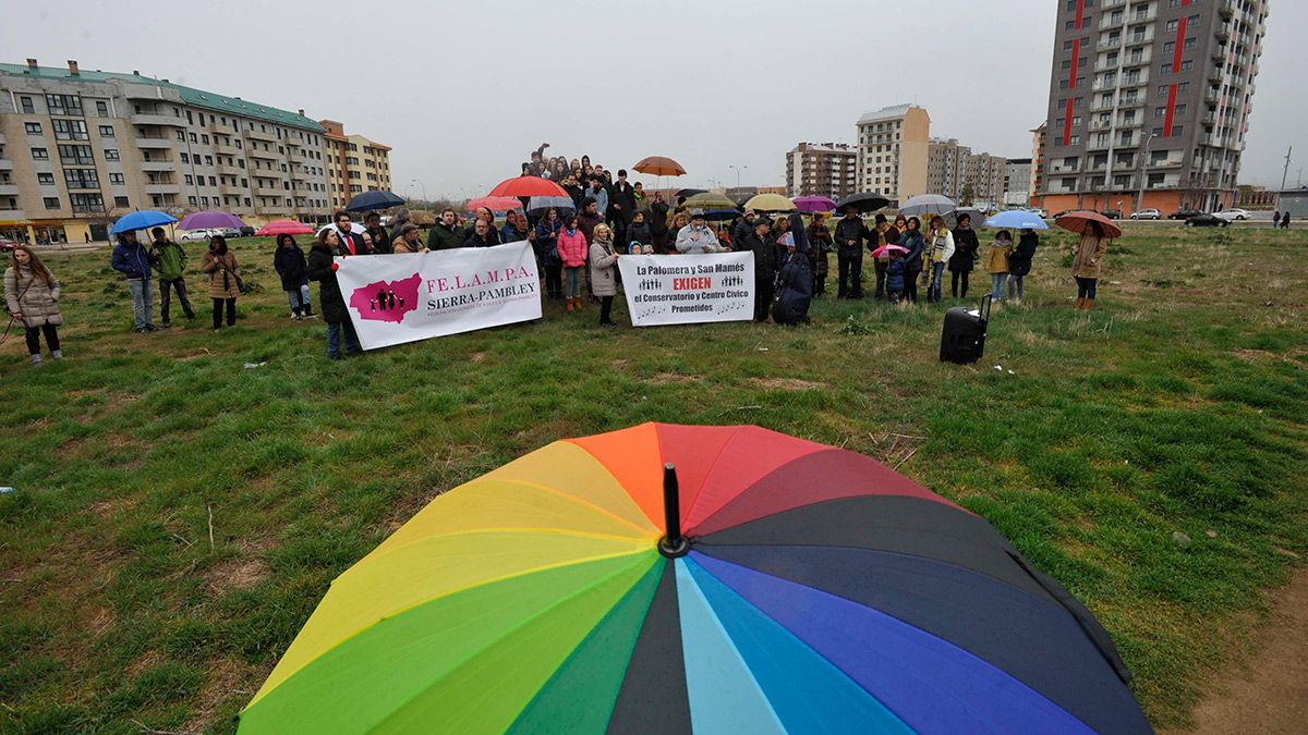 Imagen de archivo de una las protestas en el solar donde se construirá el Conservatorio, frente al centro de salud de La Palomera. | DANIEL MARTÍN