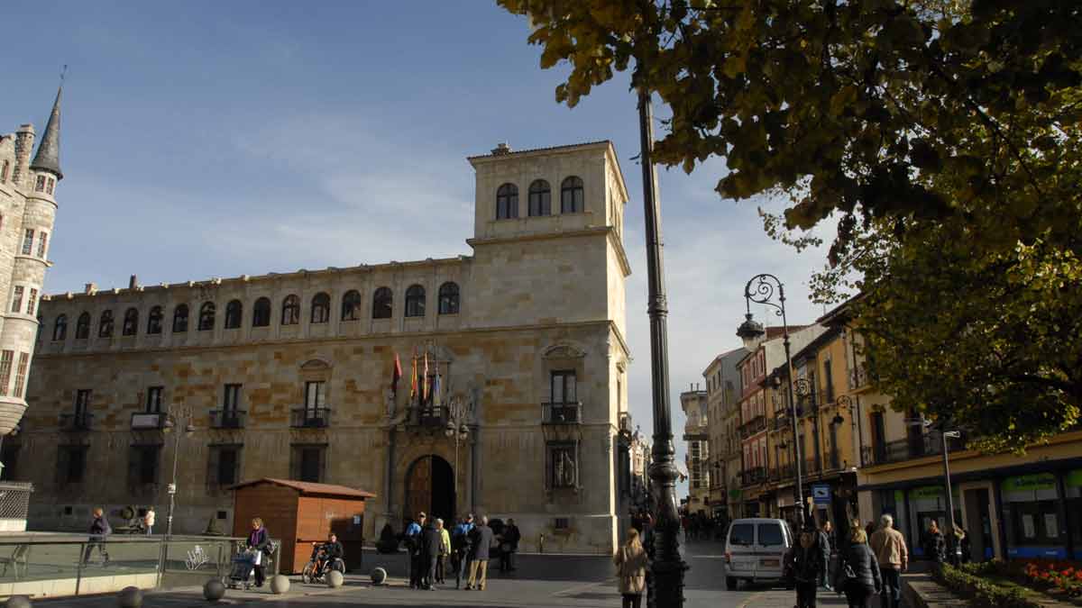 Los planes de la Diputación de León se han prorrogado tres meses más. | MAURICIO PEÑA