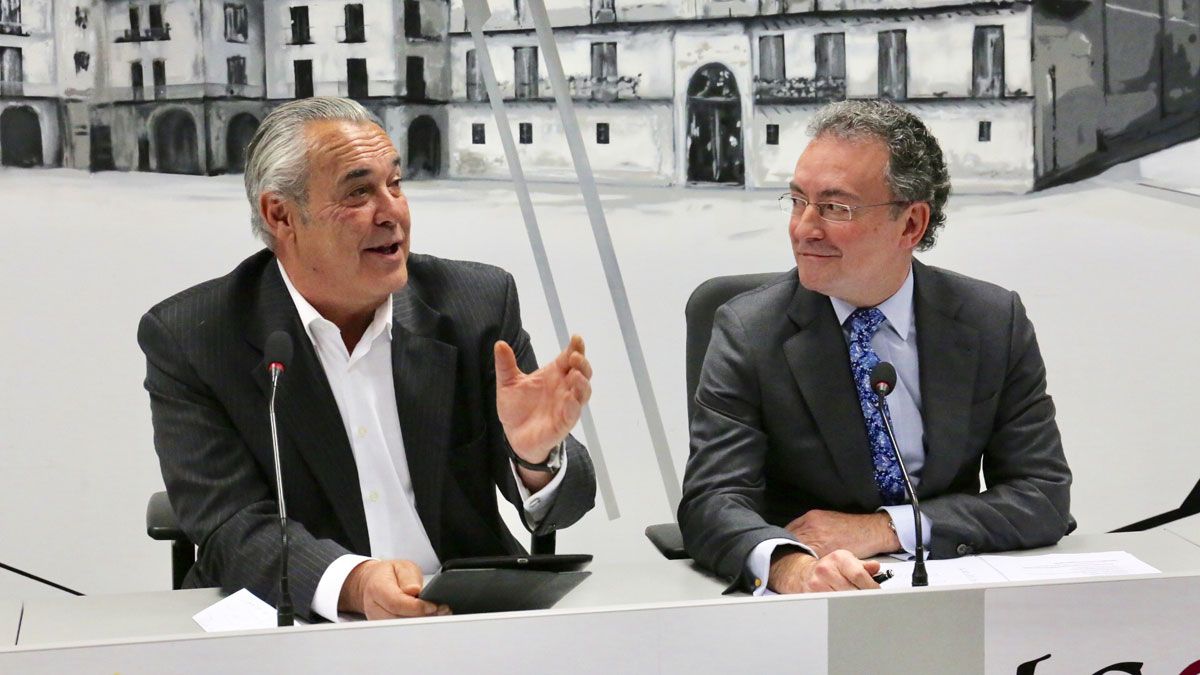 Agustín Rajoy y Fernando Salguero, ayer tras la Junta de Gobierno. | CÉSAR