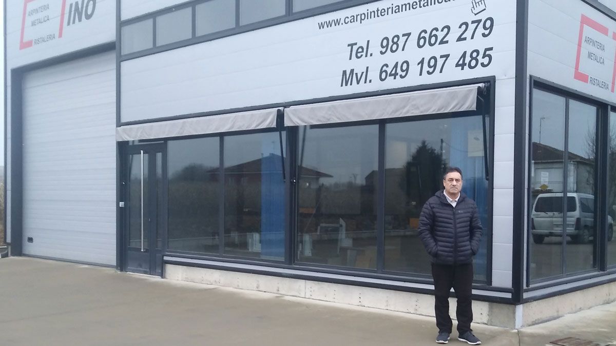 Laurentino Díez y su empresa, Carpintería Metálica Tino, de Posadilla. | L.N.C. Laurentino Díez y su empresa, Carpintería Metálica Tino, de Posadilla. | L.N.C.