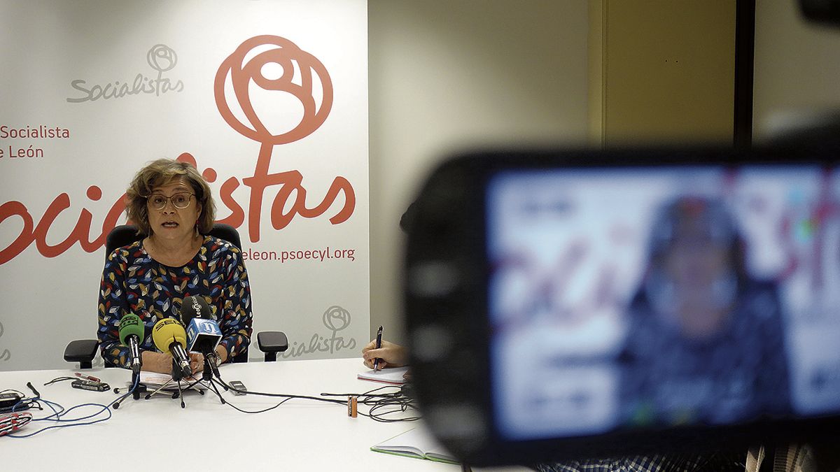 La edil socialista Evelia Fernández durante la rueda de prensa. | L.N.C.