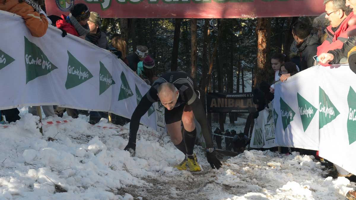 Uno de los corredores afronta la durísima última subida de la Transcandamia. | MAURICIO PEÑA Uno de los corredores afronta la durísima última subida de la Transcandamia. | MAURICIO PEÑA