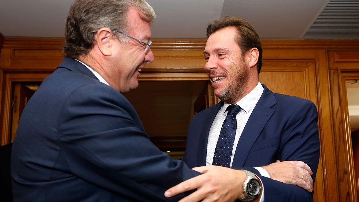 Los alcaldes de León y Valladolid, Antonio Silván y Óscar Puente, durante el encuentro que mantuvieron en octubre de 2015. | ICAL