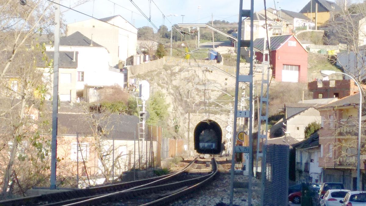Las vías del tren son las venas que se pueden ver por todo el municipio de Torre del Bierzo.