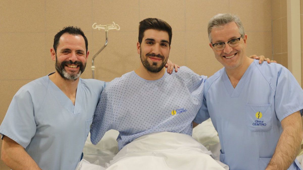 Los doctores Leyes y Flores junto a Juanjo Fernández tras su operación de hombro. | L.N.C.