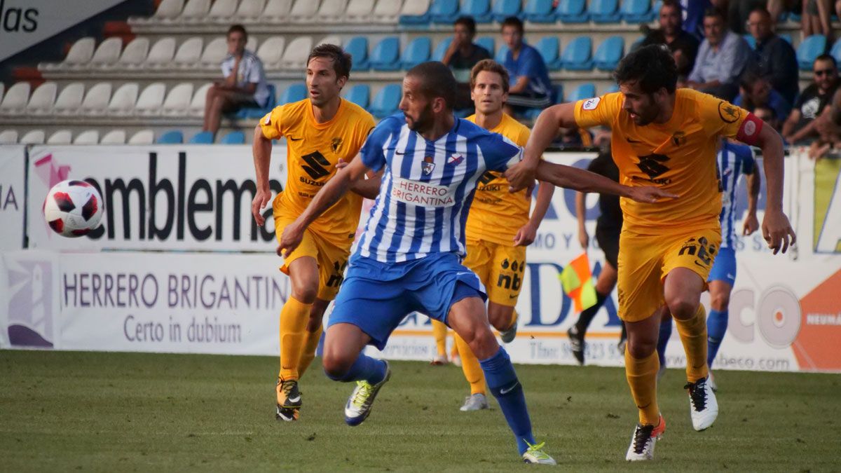 Imagen del partido de la primera vuelta ante el Burgos. | FRANCISCO L. POZO