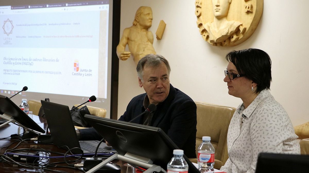 Mª Luzdivina Cuesta, directora del grupo de investigación, junto a Juan Matas, decano y miembro de Letra. | L.N.C.