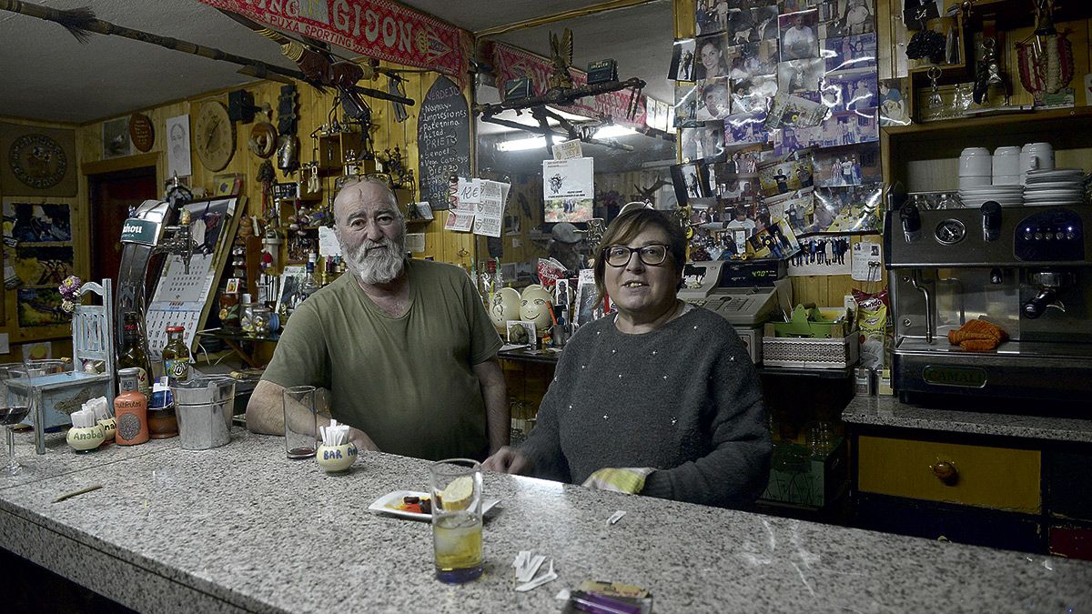 Gabriel y Anabel, del único bar que hay en Valdeteja. "Lo bueno sería que hubiera tres, pero a duras penas resistimos nosotros". | MAURICIO PEÑA