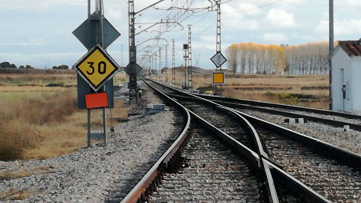 Limitación de velocidad fijada por Adif en un punto de la red convencional de ferrocarril en la provincia.