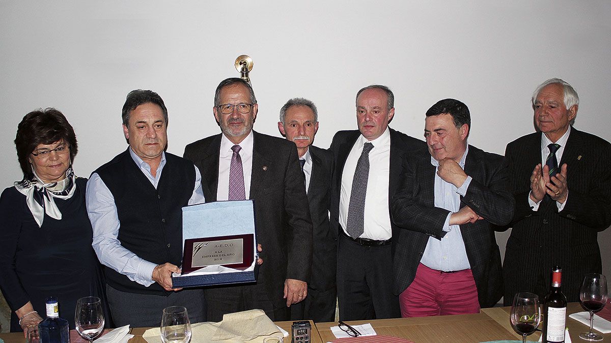 Laurentino Díez recogiendo el premio de Aedo, junto con algunos miembros de la asociación y autoridades.