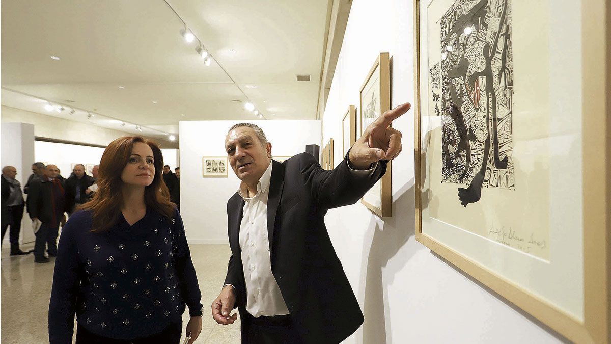 La presidenta de la Cortes, Silvia Clemente, junto a Adolfo Alonso Ares en la exposición ‘Memorias del fuego’. | MIRIAM CHACÓN (ICAL)