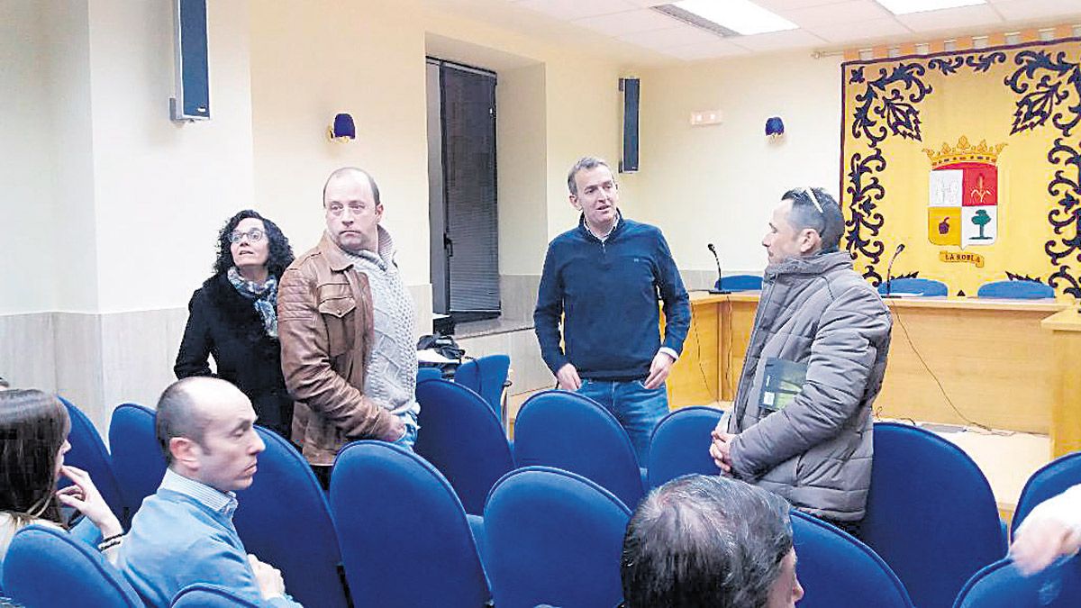 Un momento de la reunión celebrada en el Ayuntamiento roblano. | E. NIÑO